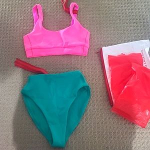 Left on friday hi hi bottom and double scoop top size small. No tags.